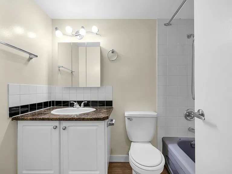 5130 Irving St — Photo 7