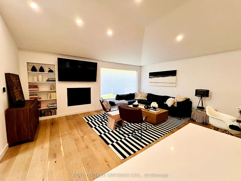 51 Castlemere Cres — Photo 2