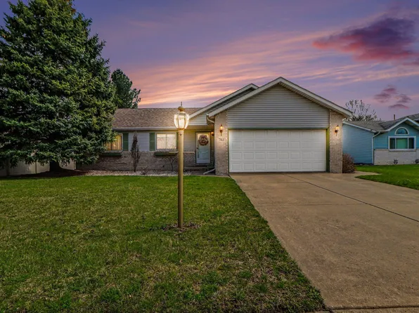 702 Admiral Dr, Porter, IN 46304