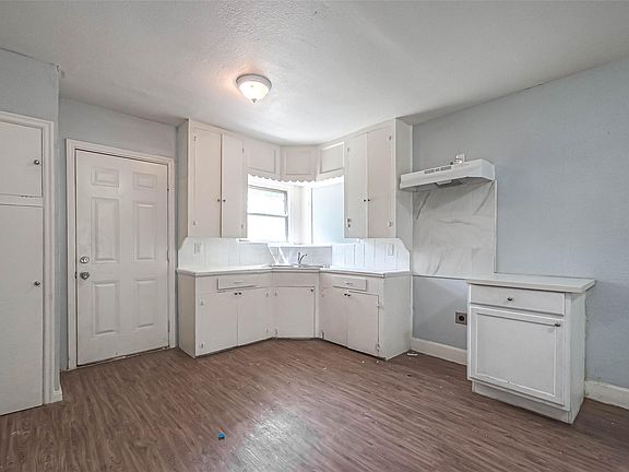 5th image of 8129 Barkley St