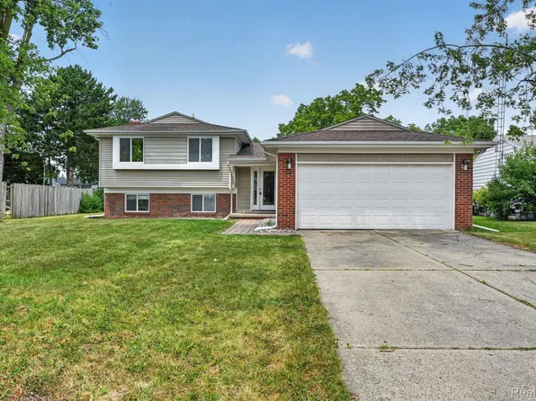 5090 Spinning Wheel Dr, Grand Blanc, MI 48439
