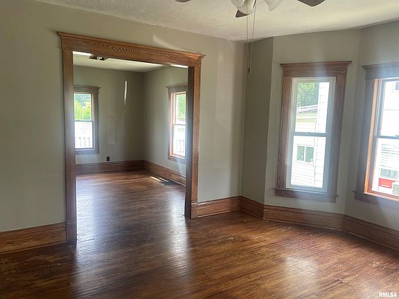 5th image of 330 W Oak St