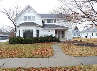 610 N 12th St, Chariton, IA 50049