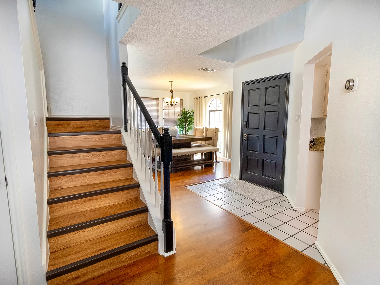3 bed, 2.5 bath, 2050 sqft, $2,150 — Photo 3