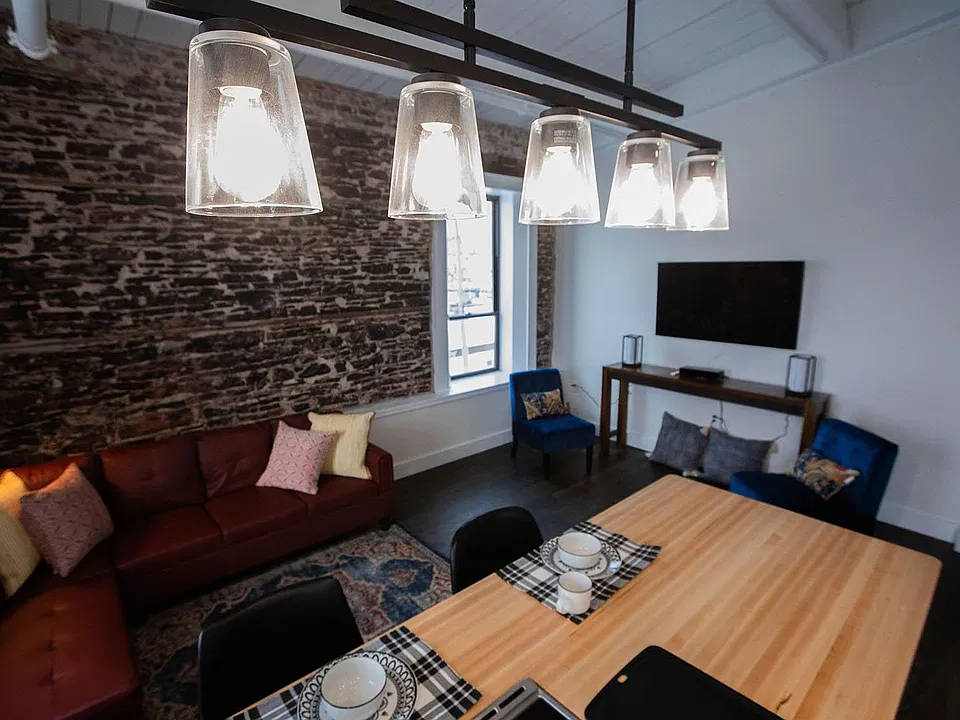 411 W Portage Ave #9
