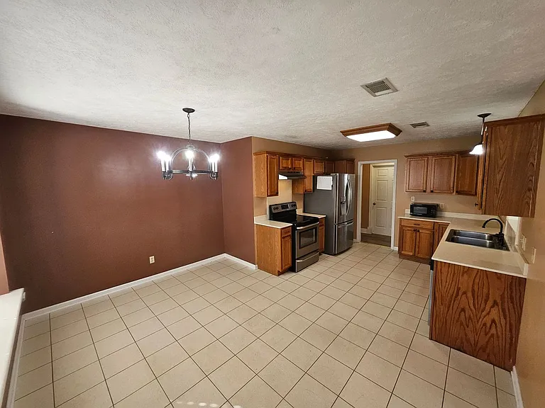 2018 Hickory Dr — Photo 7