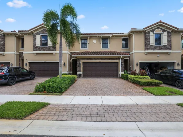 12370 N Village Circle, Davie, FL 33325