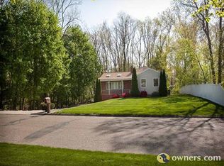 17 Pioneer Dr, Longmeadow, MA 01106