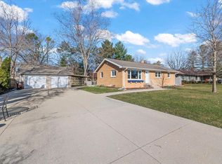 219 S Parkview Dr, Eagle, WI 53119