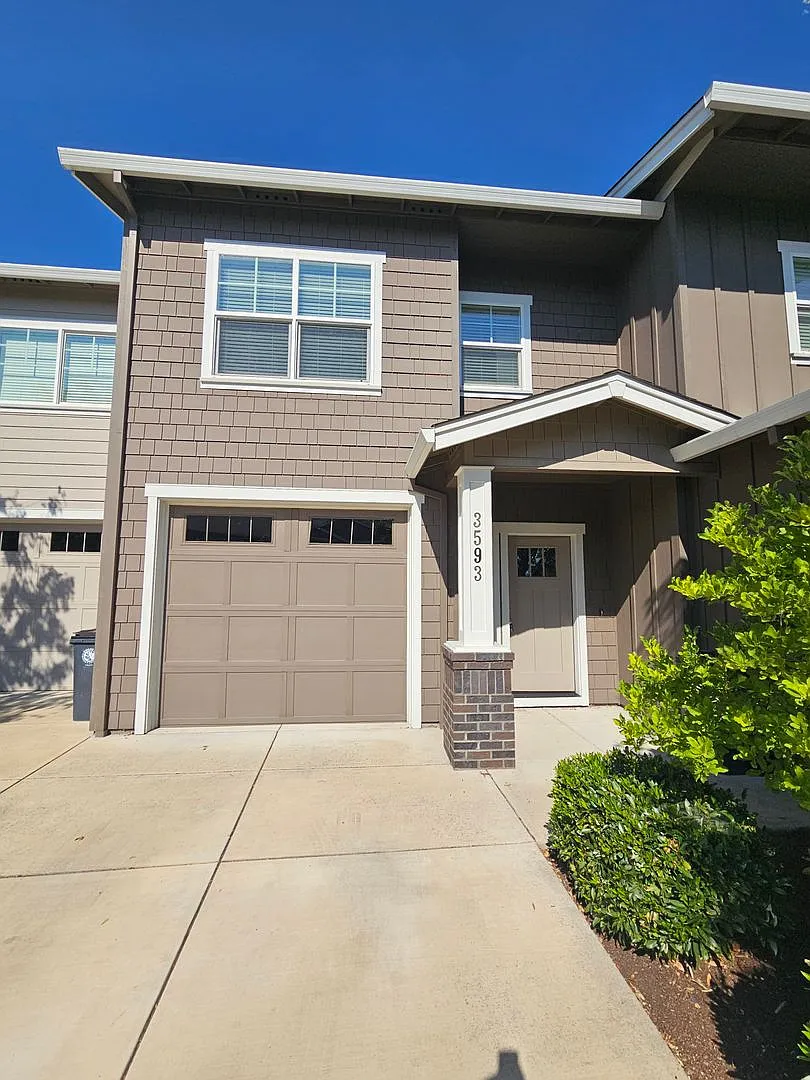 Beautiful Townhome! — Photo 1