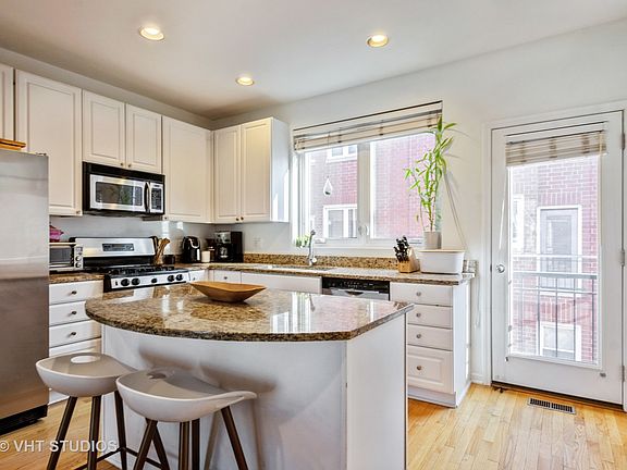 4th image of 1827 W Oakdale Ave Unit B
