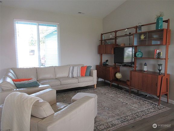 4th image of 557 Puffin Avenue NE