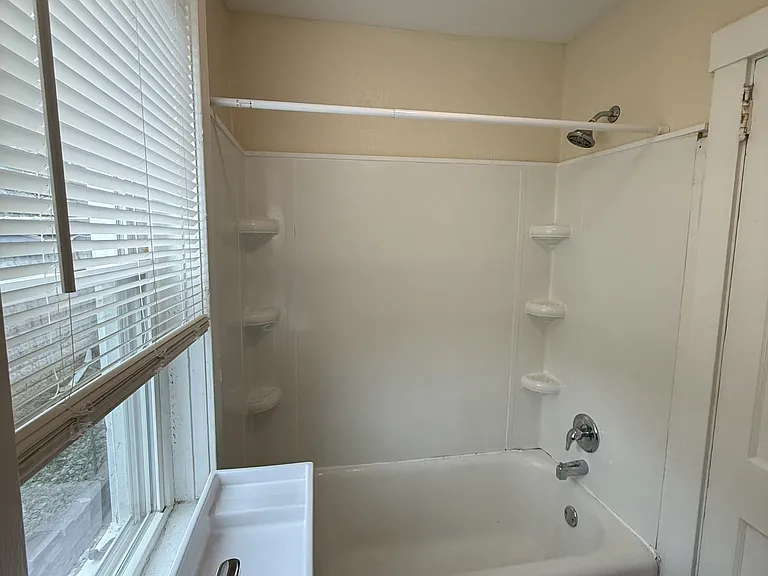 915 Chartiers Ave #4 — Photo 5
