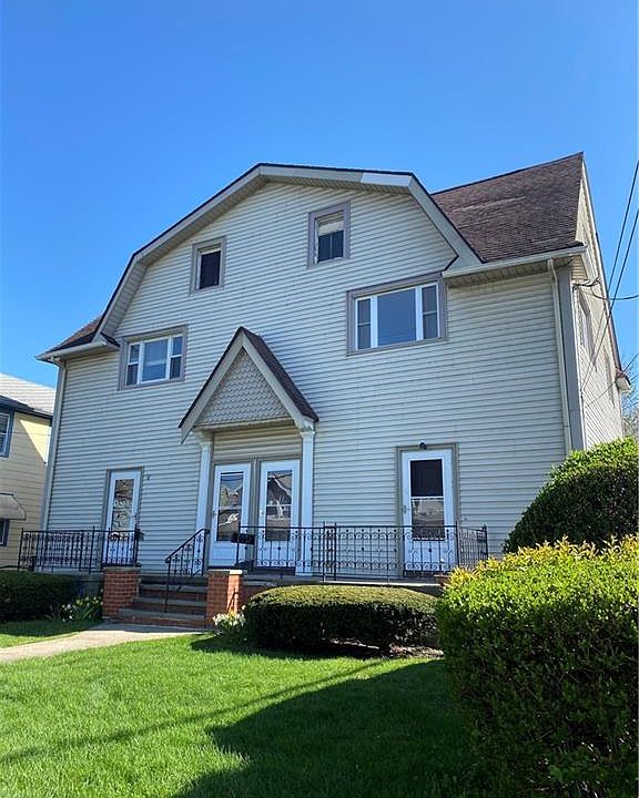 1st image of 11 Carlyle Ave