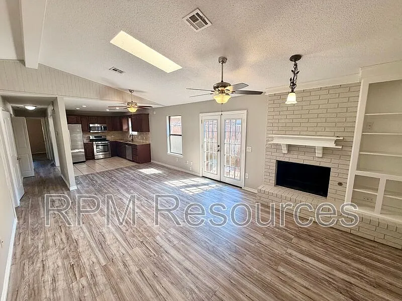3 bed, 2.0 bath, 1210 sqft, $1,450 — Photo 3