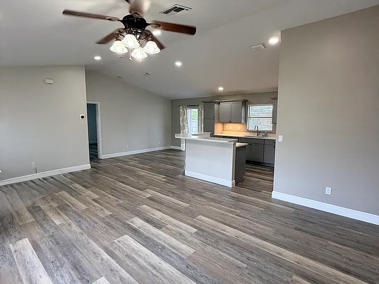 144 SW 31st St — Photo 3
