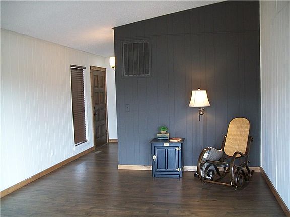 3rd image of 6 Abbey Cir