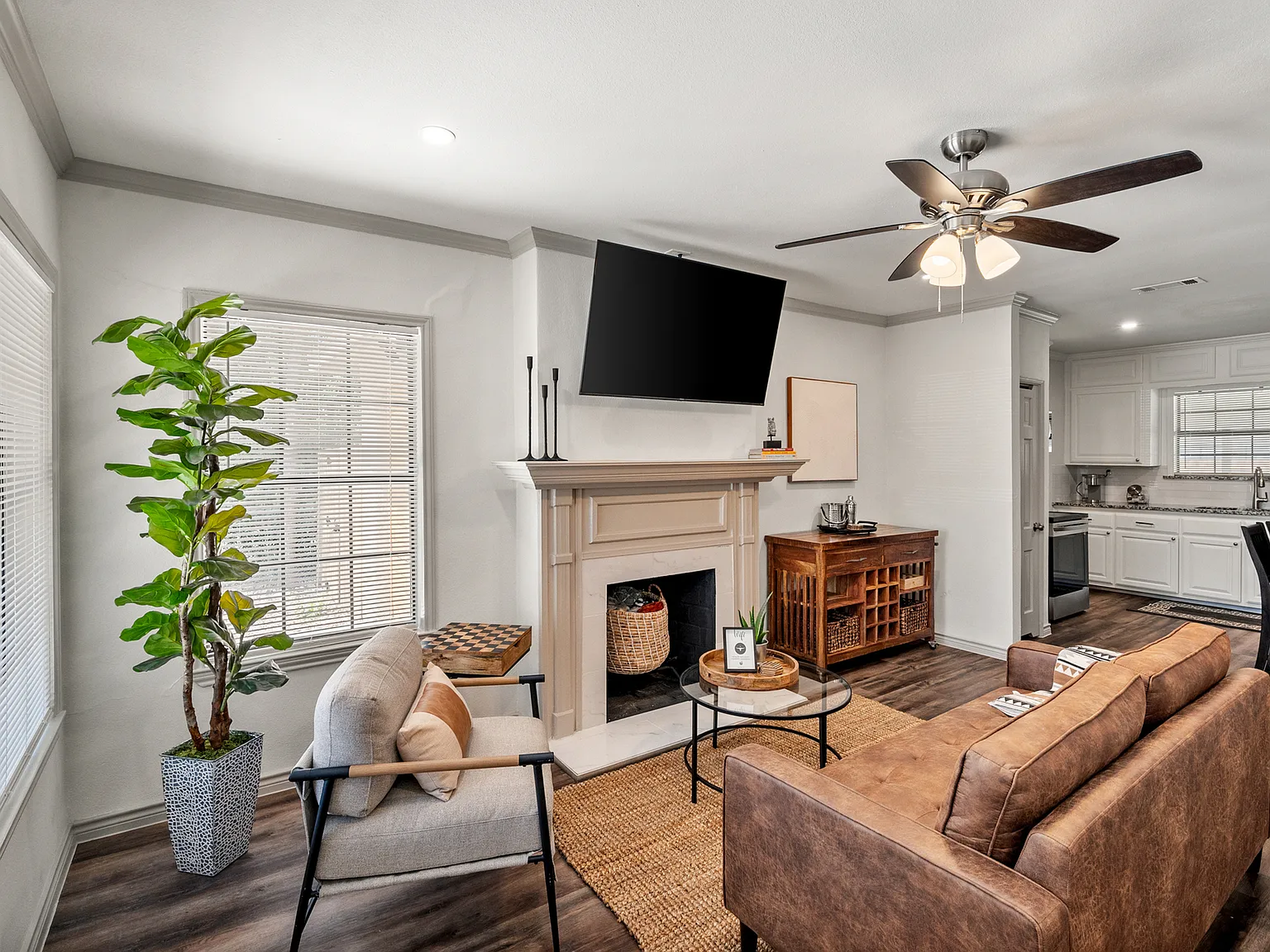3 bed, 1266 sqft, $2,495 — Photo 2