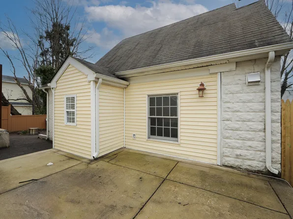 2704 Chestnut Ave #B, Ardmore, PA 19003