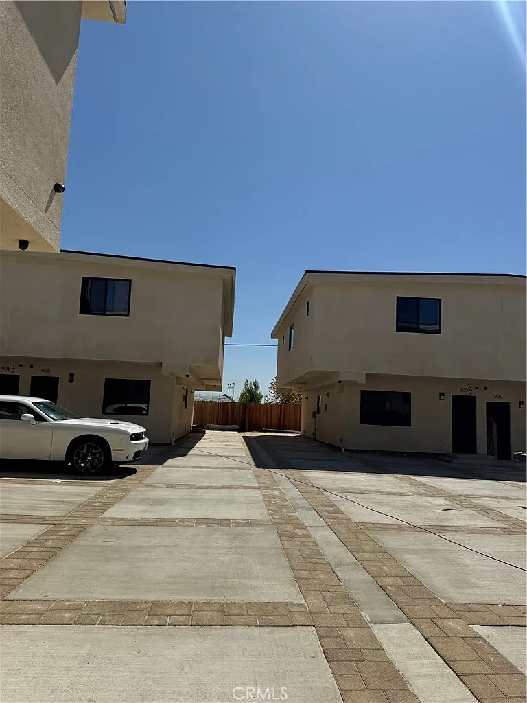 4 bed, 1400 sqft, $3,950 — Photo 2