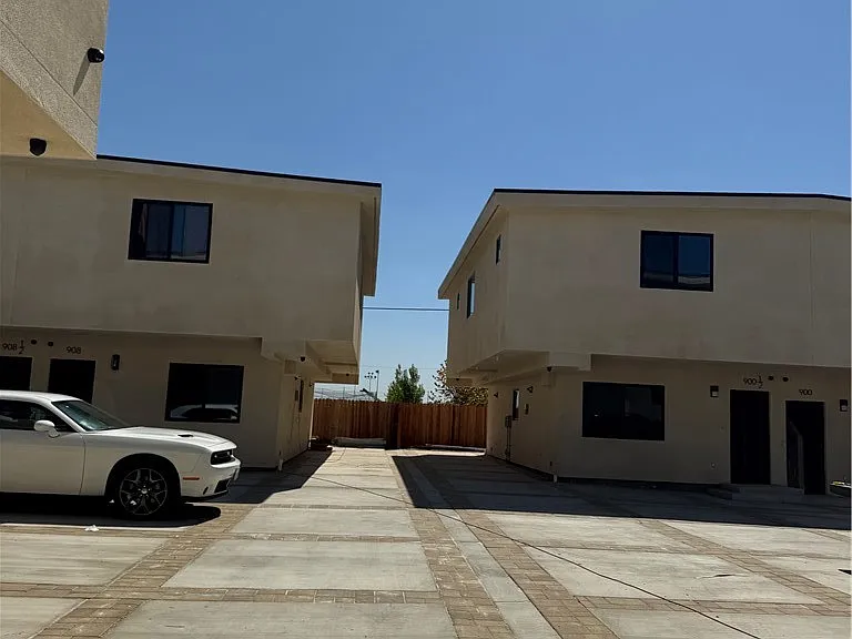 908 Lakme Ave — Photo 2