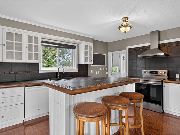 2nd image of 2798 10th Ave