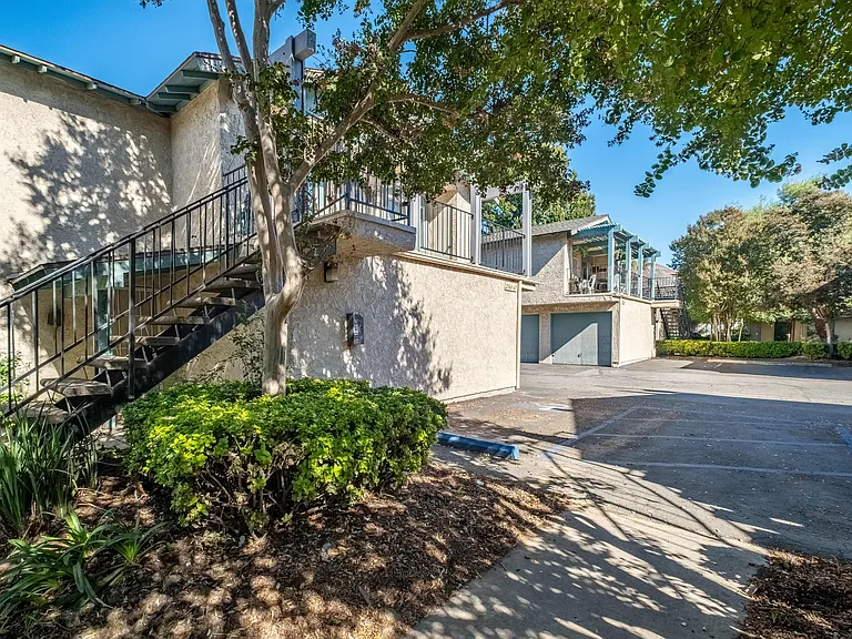 2361 Gonzaga Ln — Photo 25
