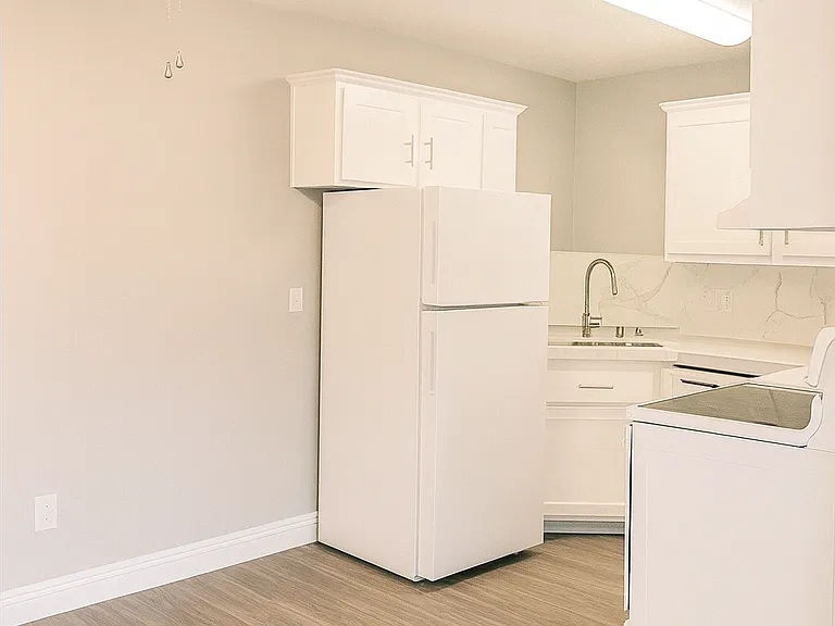Catalina Gardens Apartments — Photo 14