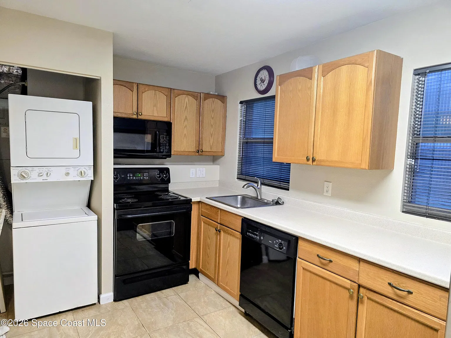 3 bed, 1.0 bath, 810 sqft, $1,300 — Photo 3