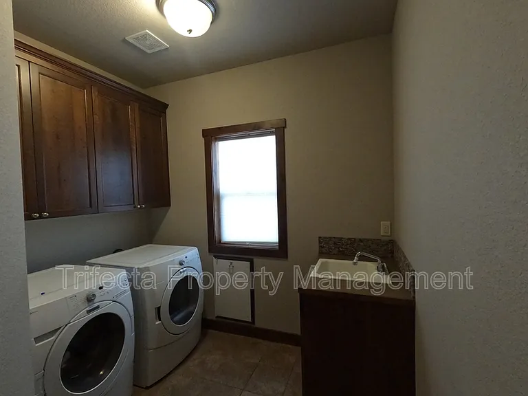 1032 Hessen Dr — Photo 18