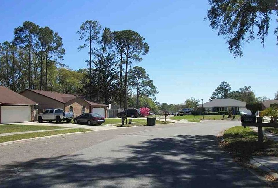Exterior Neighborhood (street photo)