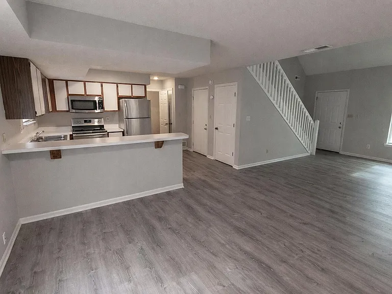 1913 Greenleaves Ct — Photo 9