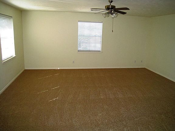Huge 20x21 game room or could be media or exercise room
