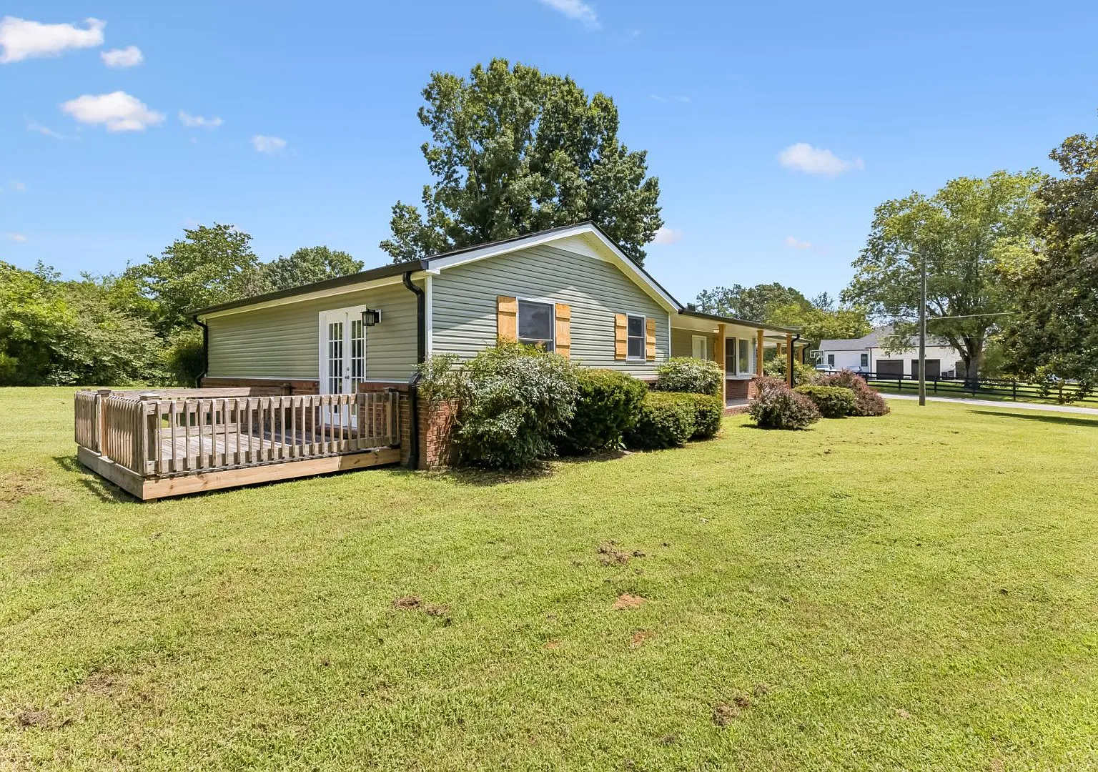 1001 Lakeside Dr — Photo 2