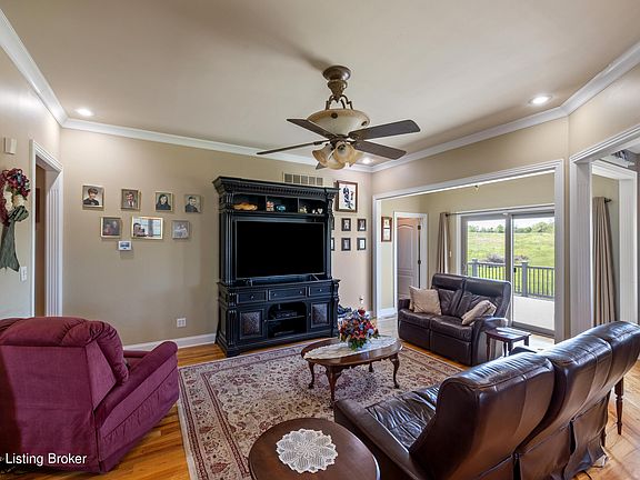 5th image of 1056 Harbour Ln