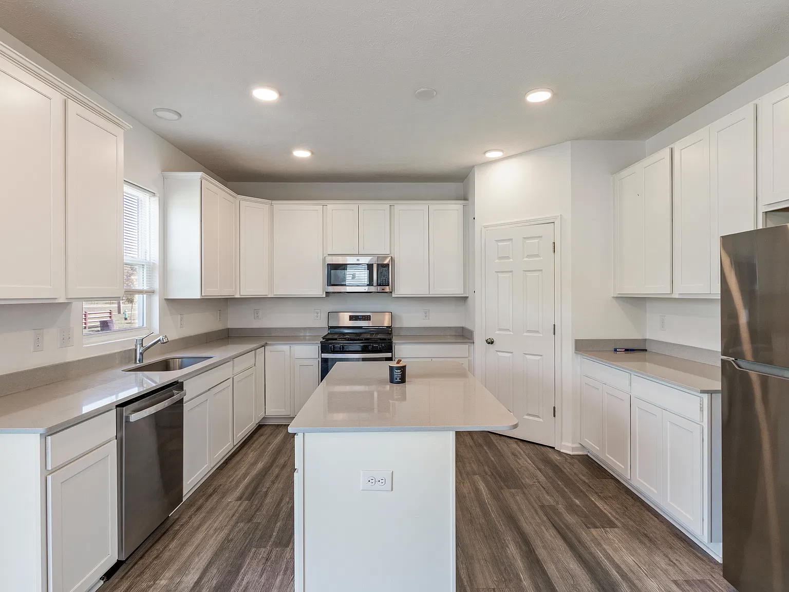 5 bed, 2714 sqft, $2,600 — Photo 2