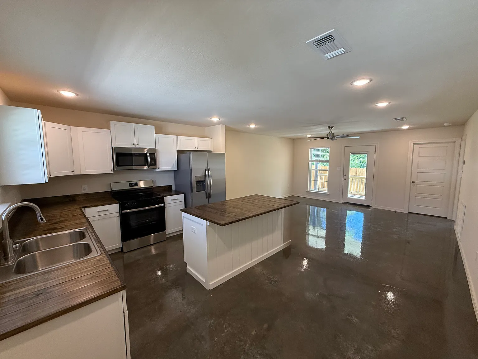 2 bed, 1044 sqft, $1,600 — Photo 2