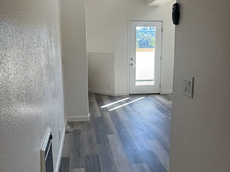 1110 Torrey Pines Rd #6 — Photo 2