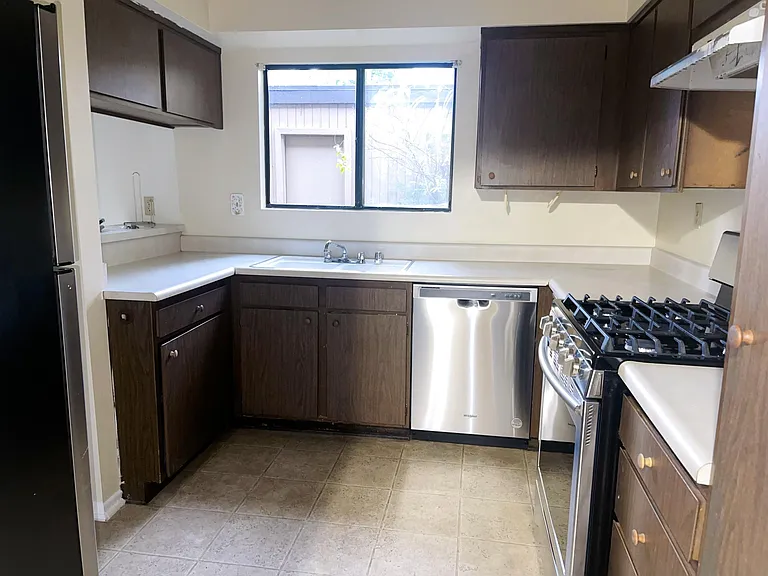 475 W Walnut St — Photo 9