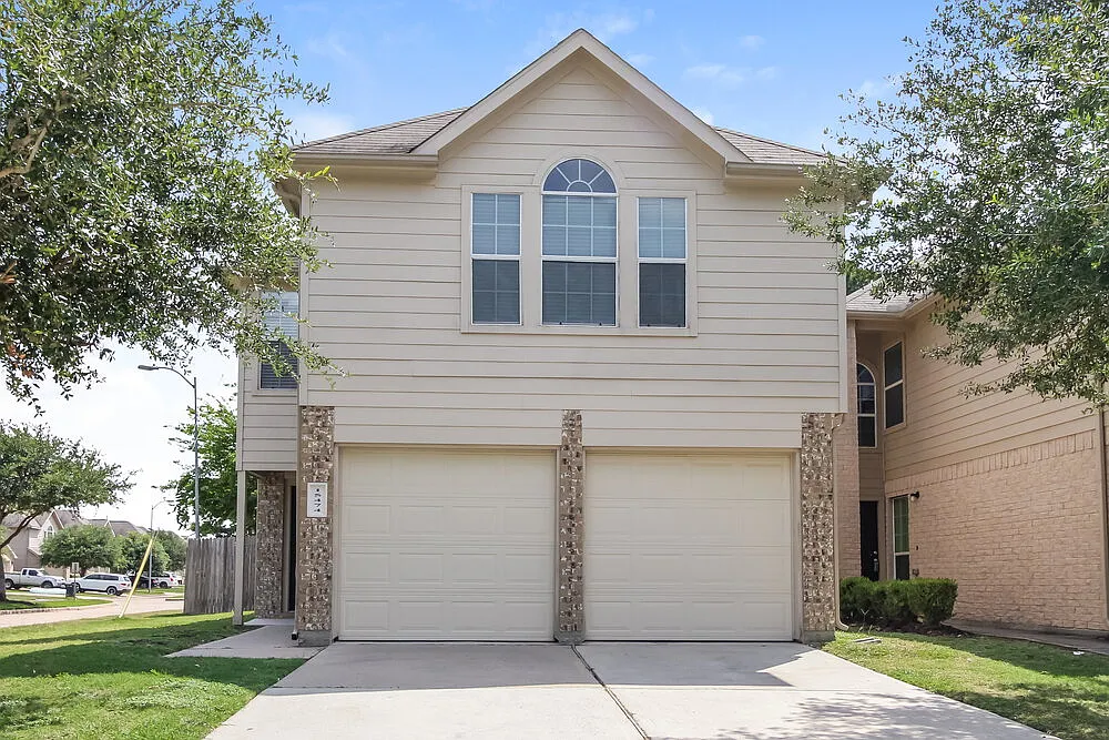 3 bed, 2.5 bath, 1351 sqft, $1,860 — Photo 1