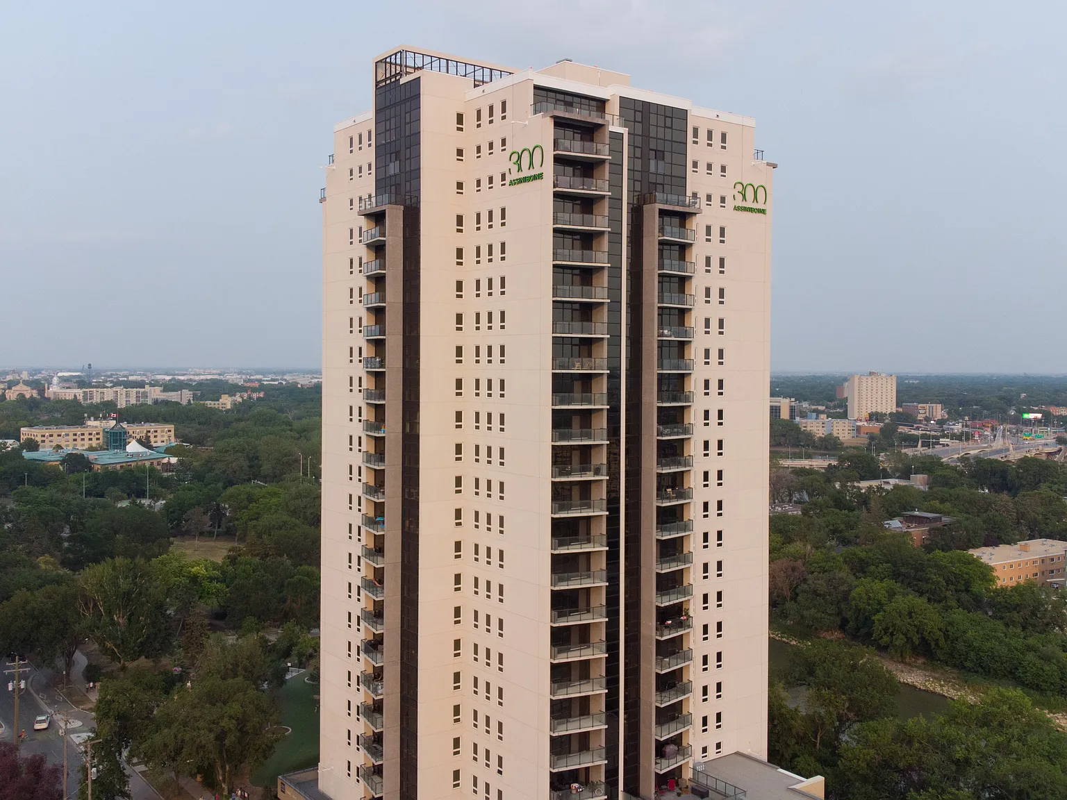 300 Assiniboine — Photo 3