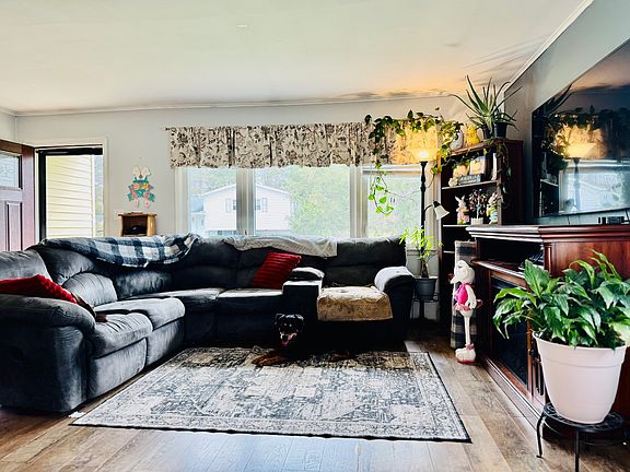 3rd image of 204 Russell Rd