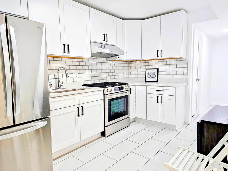 330 W 24th Pl #B — Photo 2