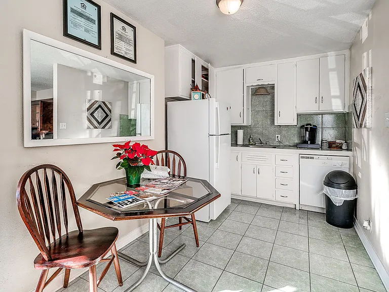 The Vintage Apartments — Photo 15