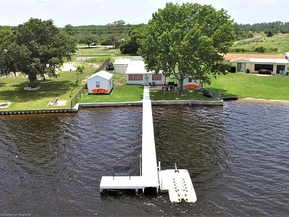 3rd image of 726 Memorial Dr