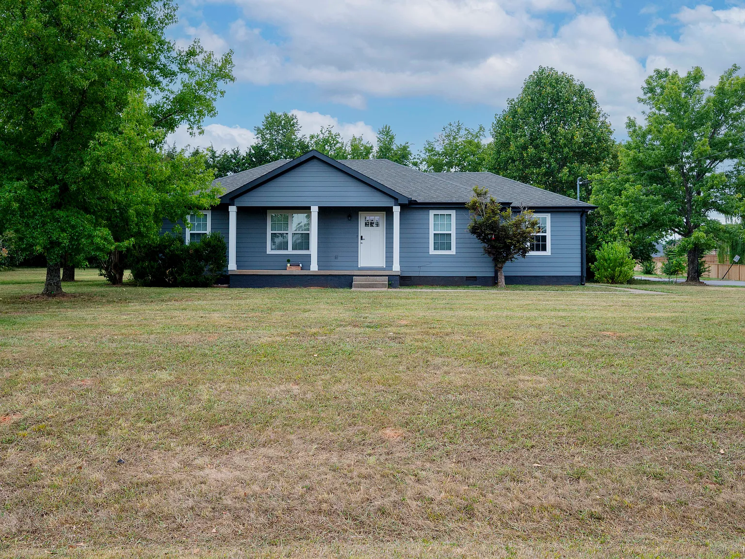 3 bed, 1300 sqft, $5,400 — Photo 2
