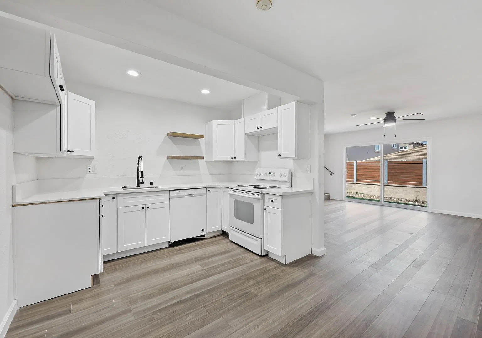 2 bed, 1.5 bath, 995 sqft, $3,400 — Photo 1