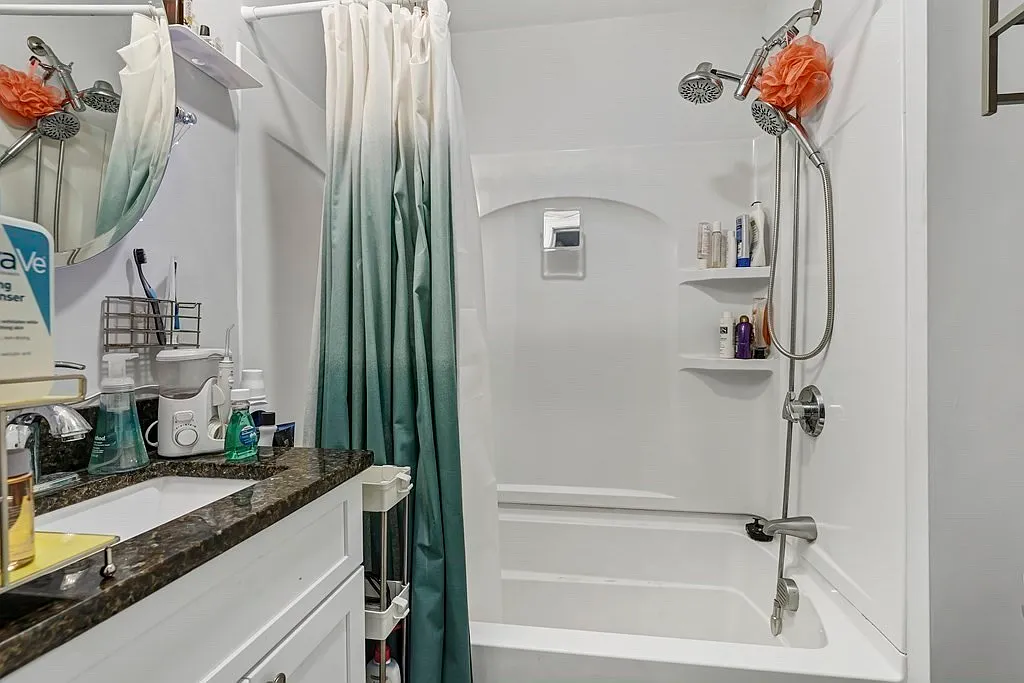 3 bed, 1200 sqft, $3,350 — Photo 3