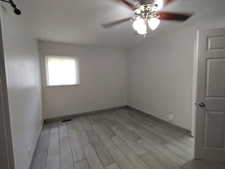 903 Holiday Dr — Photo 13