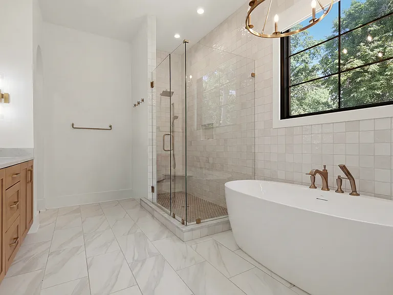 301 Kemp Rd W — Photo 17